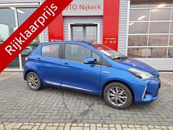 Blauw (metallic) Gebruikt 2018 Toyota Yaris Hybrid Executive Hatchback | € 15.900 (Eerlijke prijs)