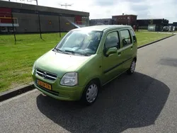 Groen, metallic lak Gebruikt 2003 Opel Agila Comfort Hatchback | € 995 (Eerlijke prijs)