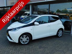 Wit Gebruikt 2016 Toyota Aygo X-wave Hatchback | € 7.450 (Eerlijke prijs)