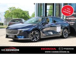 Deep chrysthal blue (blauw mica) Nieuw 2025 Mazda 6e Takumi-Line Sedan | € 45.900 (Eerlijke prijs)