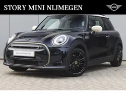 Enigmatic black (donker zwart metallic) Gebruikt 2023 Mini Cooper SE Resolute Edition Hatchback | € 25.450 (Eerlijke prijs)