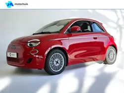 Rood Nieuw 2025 Fiat 500e Hatchback | € 32.090 (Eerlijke prijs)