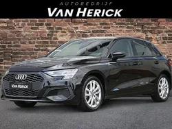 Zwart Gebruikt 2023 Audi A3 Sportback Attraction Hatchback | € 26.745 (Super prijs)