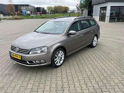 Bruin Gebruikt 2011 VW Passat Highline Stationwagen | € 6.500 (Eerlijke prijs)