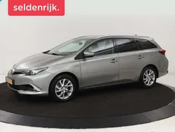 Grijs, metallic lak Gebruikt 2015 Toyota Auris Hybrid Executive Stationwagen | € 10.900 (Goede deal)