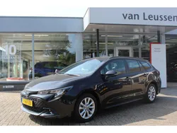 Zwart, metallic lak Gebruikt 2024 Toyota Corolla Active Stationwagen | € 28.490 (Eerlijke prijs)