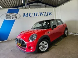 Rood, metallic lak Gebruikt 2019 Mini Cooper Business Hatchback | € 17.950 (Eerlijke prijs)