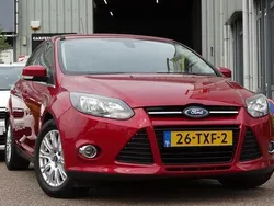 Rood, metallic lak Gebruikt 2012 Ford Focus ST-Line Hatchback | € 5.950 (Eerlijke prijs)