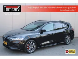 Zwart, metallic lak Gebruikt 2023 Ford Focus ST-Line Stationwagen | € 25.950 (Eerlijke prijs)