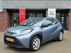 Grijs, metallic lak Gebruikt 2024 Toyota Aygo Play Hatchback | € 17.740 (Eerlijke prijs)