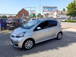 Grijs Gebruikt 2011 Toyota Aygo Comfort Hatchback | € 2.795 (Eerlijke prijs)