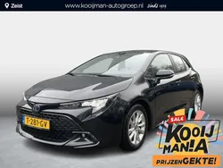 Night sky black (donker zwart) Gebruikt 2023 Toyota Corolla Hybrid Active Hatchback | € 26.400 (Goede deal)