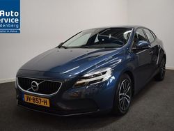 Blauw, metallic lak Gebruikt 2017 Volvo V40 Momentum Stationwagen | € 14.950 (Eerlijke prijs)