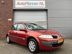 Rood Gebruikt 2006 Renault Mégane II Expression Hatchback | € 1.344 (Eerlijke prijs)