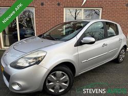 Grijs (metallic) Gebruikt 2009 Renault Clio II Dynamique Hatchback | € 2.244 (Eerlijke prijs)