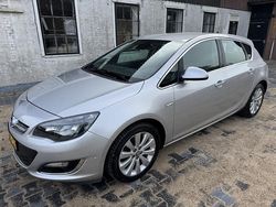 Grijs (metallic) Gebruikt 2014 Opel Astra Cosmo Hatchback | € 7.750 (Eerlijke prijs)