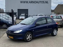 Blauw, metallic lak Gebruikt 2002 Peugeot 206 Hatchback | € 1.195 (Eerlijke prijs)