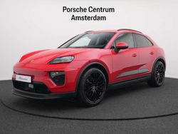 Kleur naar keuze: racing red Gebruikt 2024 Porsche Macan SUV | € 117.950 (Duur)