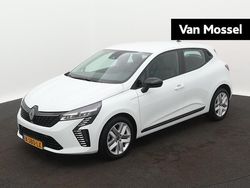 Wit Gebruikt 2023 Renault Clio V Evolution Hatchback | € 17.940 (Eerlijke prijs)