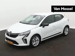 Wit Gebruikt 2023 Renault Clio V Evolution Hatchback | € 17.940 (Eerlijke prijs)