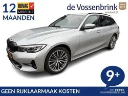 Grijs, metallic lak Gebruikt 2021 BMW 318 Executive Stationwagen | € 33.950 (Eerlijke prijs)
