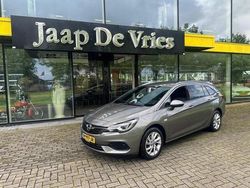 Grijs, metallic lak Gebruikt 2020 Opel Astra Elegance Stationwagen | € 19.950