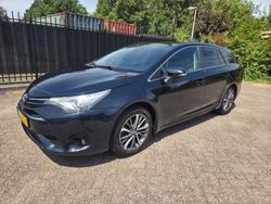 Zwart, metallic lak Gebruikt 2017 Toyota Avensis Stationwagen | € 15.950 (Eerlijke prijs)