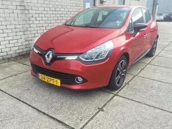 Rood (metallic) Gebruikt 2013 Renault Clio IV Expression Hatchback | € 4.450 (Eerlijke prijs)