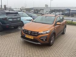 Oranje Gebruikt 2022 Dacia Sandero Essentiel Hatchback | € 15.445 (Eerlijke prijs)