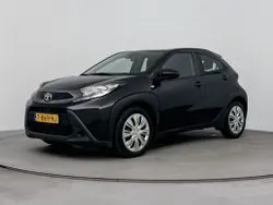 Zwart metallic Gebruikt 2023 Toyota Aygo Play Hatchback | € 14.880 (Eerlijke prijs)