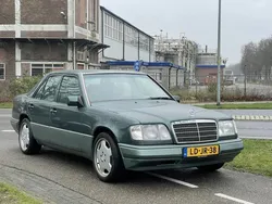 Groen, metallic lak Gebruikt 1995 Mercedes E220 Elegance Sedan | € 8.250