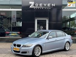 Blauw, metallic lak Gebruikt 2009 BMW 320 Executive Sedan | € 6.995 (Eerlijke prijs)