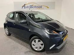 Grijs Gebruikt 2015 Toyota Aygo X-play Hatchback | € 7.280 (Eerlijke prijs)