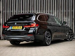 Zwart, metallic lak Gebruikt 2022 BMW 520 M Sport Stationwagen | € 38.950 (Duur)