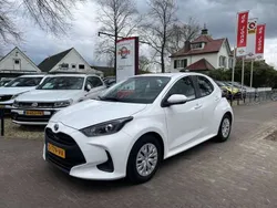 Wit, andere lak Gebruikt 2023 Toyota Yaris Hybrid Active Hatchback | € 20.950 (Eerlijke prijs)