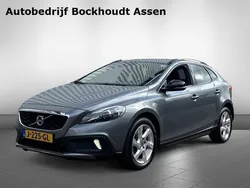 Grijs, metallic lak Gebruikt 2016 Volvo V40 CC Summum Stationwagen | € 10.440 (Eerlijke prijs)