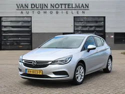 Grijs Gebruikt 2017 Opel Astra Edition Hatchback | € 10.450 (Eerlijke prijs)