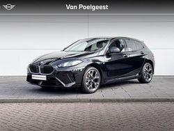 Saphirschwarz metallic (zwart metallic) Gebruikt 2025 BMW 120 M Sport Hatchback | € 36.900 (Goede deal)