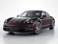 Bruin, metallic lak Gebruikt 2023 Porsche Taycan Sedan | € 69.900 (Eerlijke prijs)