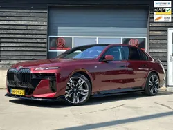 Rood, metallic lak Gebruikt 2022 BMW i7 M Sport Sedan | € 99.995 (Super prijs)