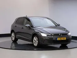 Grijs, metallic lak Gebruikt 2023 VW Golf VIII Business Hatchback | € 23.450 (Eerlijke prijs)