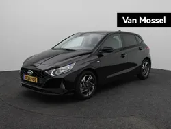 Phantom black (x5b) Gebruikt 2023 Hyundai i20 Comfort Hatchback | € 21.940 (Eerlijke prijs)