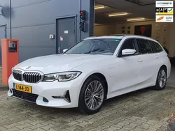 Wit Gebruikt 2020 BMW 330 Executive Stationwagen | € 34.740 (Eerlijke prijs)