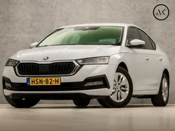 Wit Gebruikt 2023 Skoda Octavia Sport Hatchback | € 23.945 (Eerlijke prijs)