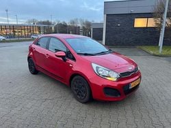 Rood (metallic) Gebruikt 2013 Kia Rio Comfort Hatchback | € 4.450 (Eerlijke prijs)