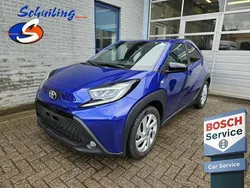 Blauw, metallic lak Gebruikt 2024 Toyota Aygo Active Hatchback | € 18.750 (Eerlijke prijs)