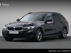 Zwart (metallic) Gebruikt 2022 BMW 330e Executive Stationwagen | € 36.880 (Eerlijke prijs)