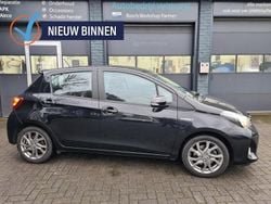 Zwart (metallic) Gebruikt 2017 Toyota Yaris Hybrid Hatchback | € 11.249 (Super prijs)
