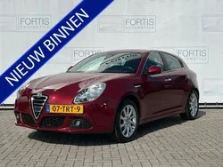 Rood, metallic lak Gebruikt 2012 Alfa Romeo Giulietta Distinctive Hatchback | € 7.500 (Super prijs)