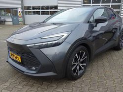 Grijs (metallic) Gebruikt 2024 Toyota C-HR Team SUV | € 32.490 (Super prijs)